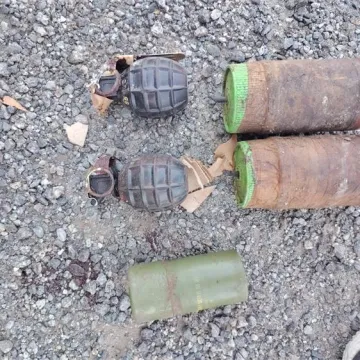 Topovski udar, ručne bombe i eksplozivne naprave: Građanin policiji predao opasan arsenal