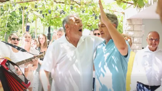 Premijer uhvaćen u rijetko viđenom izdanju: Malo se nećkao, a onda je zapjevao Olivera