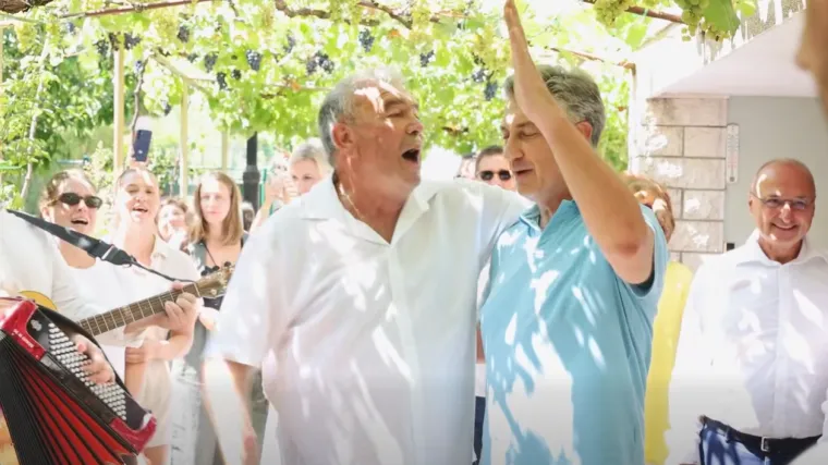 Premijer uhvaćen u rijetko viđenom izdanju: Malo se nećkao, a onda je zapjevao Olivera