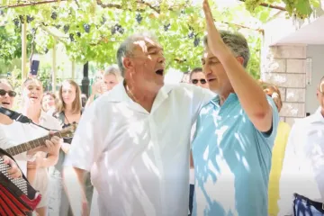 Premijer uhvaćen u rijetko viđenom izdanju: Malo se nećkao, a onda je zapjevao Olivera
