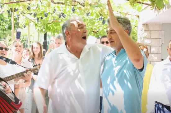 Premijer uhvaćen u rijetko viđenom izdanju: Malo se nećkao, a onda je zapjevao Olivera
