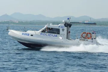 Noć puna drame na Jadranu! Vi&scaron;e intervencija u samo nekoliko sati: Dvoje Čeha zapelo na SUP-u