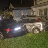 Pravi kr&scaron; i lom kod Karlovca: BMW u noći izletio s ceste pa pokosio automobile u dvori&scaron;tu kuće