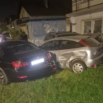 Pravi kr&scaron; i lom kod Karlovca: BMW u noći izletio s ceste pa pokosio automobile u dvori&scaron;tu kuće