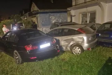 Pravi kr&scaron; i lom kod Karlovca: BMW u noći izletio s ceste pa pokosio automobile u dvori&scaron;tu kuće