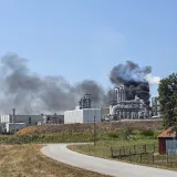 Veliki požar u tvornici Kronospan: Crni dim nadvio se nad Bjelovarom, vatrogasci na terenu