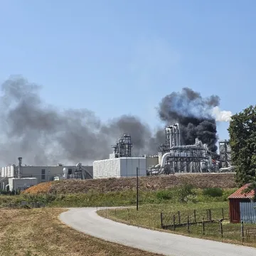 Veliki požar u tvornici Kronospan: Crni dim nadvio se nad Bjelovarom, vatrogasci na terenu
