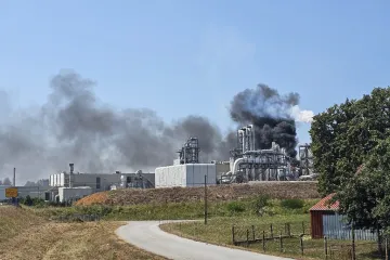 Veliki požar u tvornici Kronospan: Crni dim nadvio se nad Bjelovarom, vatrogasci na terenu