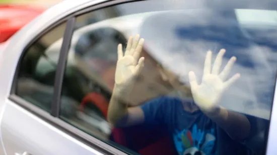 Ostavili dijete u kipućem automobilu u Poreču i oti&scaron;li u trgovinu: Bilo bez odjeće i u znoju?