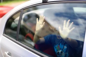 Ostavili dijete u kipućem automobilu u Poreču i oti&scaron;li: Bilo je bez odjeće i u znoju?