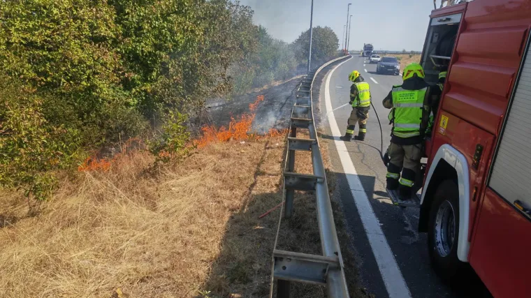 Gori kod Lučkog: Jedan za drugim buknula dva požara, vatrogasci na terenu