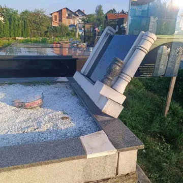 Devastirano katoličko groblje u Travniku, objavljene fotografije: 'Uznemirujuće'