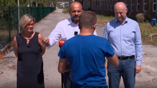 Bizarno na presici! Pazite &scaron;to je mu&scaron;karac donio &scaron;efu SDP-a u vreći: 'Imam jedan poklon'