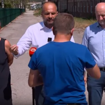 Bizarno na presici! Pazite &scaron;to je mu&scaron;karac donio &scaron;efu SDP-a u vreći: 'Imam jedan poklon'