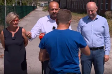 Bizarno na presici! Pazite &scaron;to je mu&scaron;karac donio &scaron;efu SDP-a u vreći: 'Imam jedan poklon'