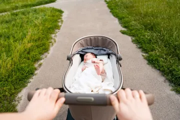 Bebe tijekom velikih vrućina ne ostavljajte na spavanju ovako: 'To je česta gre&scaron;ka'