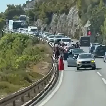 Nesreća na jugu Hrvatske: Vi&scaron;e ljudi ozlijeđeno u sudaru četiri vozila