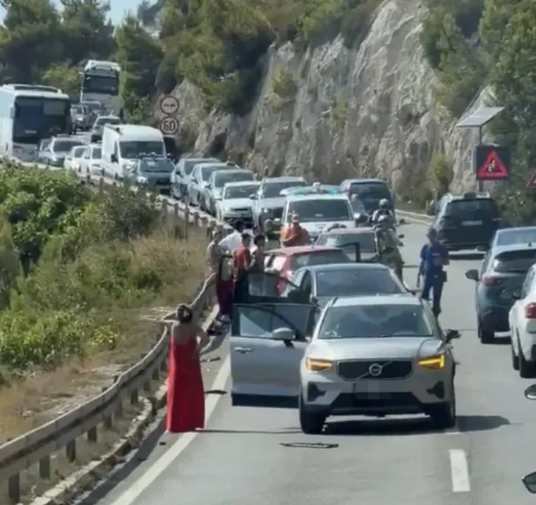 Nesreća na jugu Hrvatske: Vi&scaron;e ljudi ozlijeđeno u sudaru četiri vozila