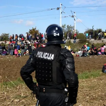Drama kraj Hrvatske granice: Uhitili vi&scaron;e od 100 ljudi, sve ih prevozio Srbin