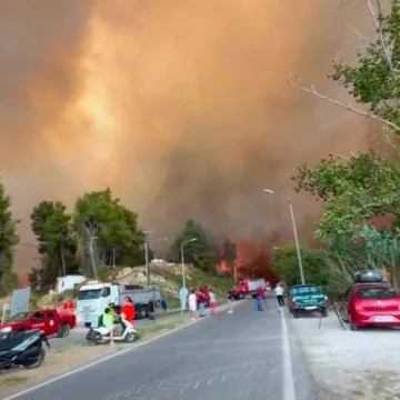 Buknuo veliki požar u Grčkoj, turisti s djecom u naručju bježe s plaža: 'Približava se kućama'