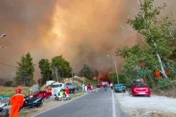 Buknuo veliki požar u Grčkoj, turisti s djecom u naručju bježe s plaža: 'Približava se kućama'