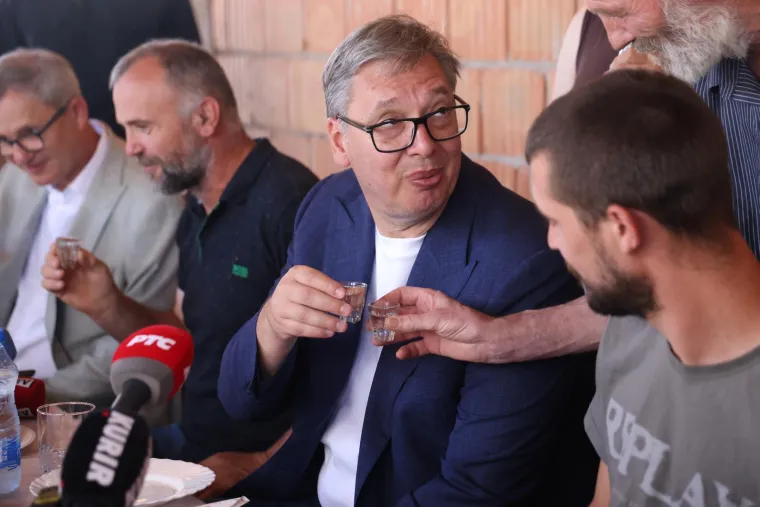 Malo rakije, malo vina, kruha i soli i sve pod budnim okom kamera: Ovako Vučić obilazi jug Srbije