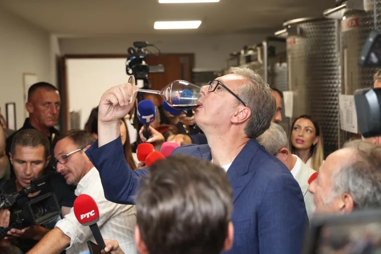 Malo rakije, malo vina, kruha i soli i sve pod budnim okom kamera: Ovako Vučić obilazi jug Srbije