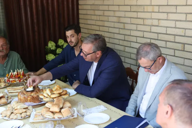 Malo rakije, malo vina, kruha i soli i sve pod budnim okom kamera: Ovako Vučić obilazi jug Srbije