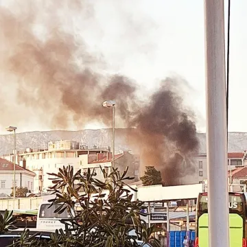 Gori u centru Splita! Zapalilo se vozilo, &scaron;iklja gusti crni dim