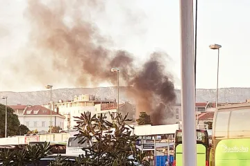 Gori u centru Splita! Zapalilo se vozilo, &scaron;iklja gusti crni dim