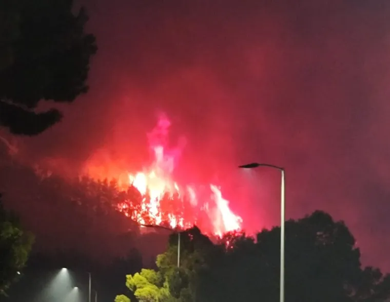Stra&scaron;ni prizori s juga: Vatra 'presjekla' magistralu, krenula evakuacija!