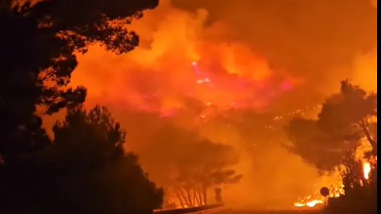 Stra&scaron;ni prizori s juga: Vatra 'presjekla' magistralu, krenula evakuacija!