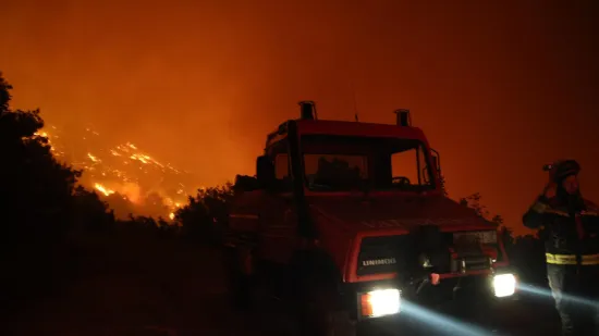 Stižu slike s mjesta buktinje: Kod Omi&scaron;a kao da se stvorio pakao!