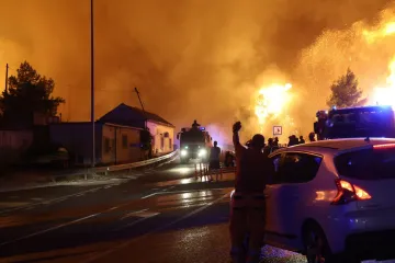 Gradonačelnik Omi&scaron;a za net.hr: 'Grozan požar, kuće su ugrožene, interventna je policija tu'