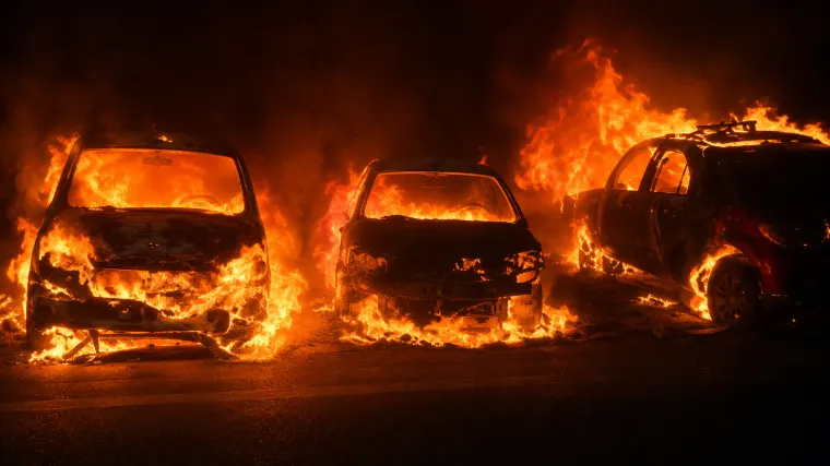 &Scaron;ire se stra&scaron;ne snimke požara: Pogledajte kako buktinja guta automobile