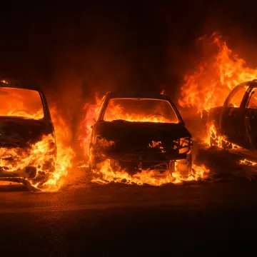 &Scaron;ire se stra&scaron;ne snimke požara: Pogledajte kako buktinja guta automobile