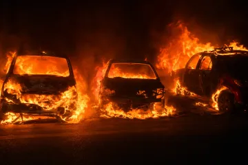 &Scaron;ire se stra&scaron;ne snimke požara: Pogledajte kako buktinja guta automobile