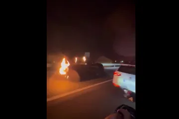 Pojavila se nemoguća snimka - auto u plamenu vozi cestom: 'Izlazi iz auta, *ebo te!'