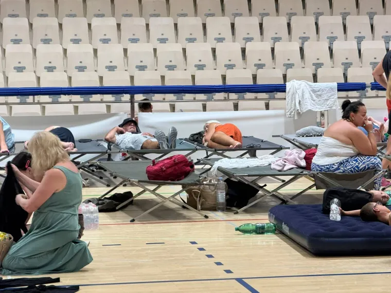 U Omi&scaron;u oko tisuću ljudi evakuiranih s ugroženih područja: Mnogi ostaju na cesti