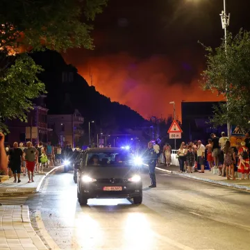 Na&scaron;a reporterka usred vatrene drame u Omi&scaron;u: 'Ljudi plaču, bježe, izgorjela je tvrđava Fortica'