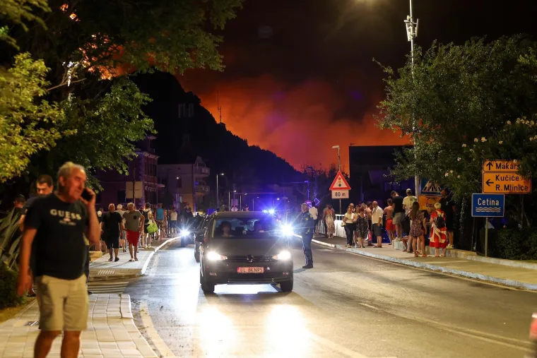 Na&scaron;a reporterka usred vatrene drame u Omi&scaron;u: 'Ljudi plaču, bježe, izgorjela je tvrđava Fortica'