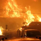 Ovo su prizori iz vatrene noći: Omi&scaron; u dimu i plamenu, vatra se nezaustavljivo &scaron;iri