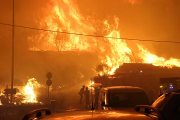Ovo su prizori iz vatrene noći: Omi&scaron; u dimu i plamenu, vatra se nezaustavljivo &scaron;iri