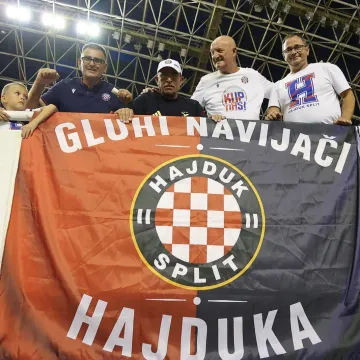 Pogledajte tko se pojavio u loži Hajduka: Plavu&scaron;a sa kultnom zastavom je ukrala 'show'