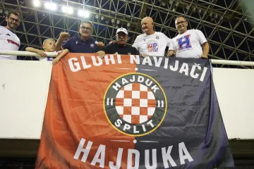 Pogledajte tko se pojavio u loži Hajduka: Plavu&scaron;a sa kultnom zastavom je ukrala 'show'