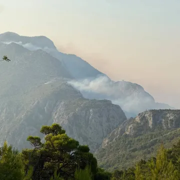 Ovo je pogled na Omi&scaron; nakon besane noći: Angažirano 286 vatrogasaca