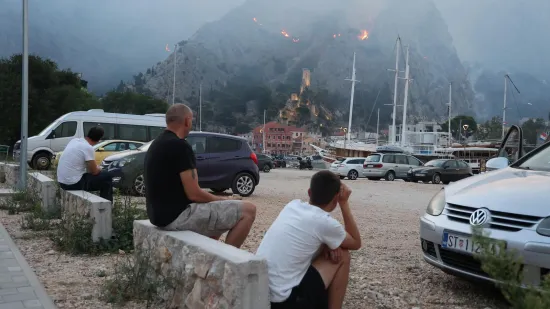 Ovako Omi&scaron; izgleda jutros: Sve je spaljeno, pogledajte izgorjele automobile i ogromnu &scaron;tetu