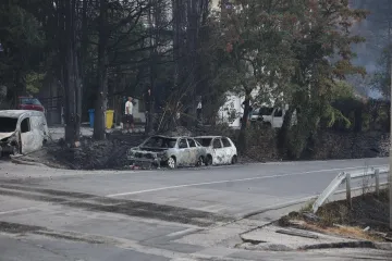 Ovako Omi&scaron; izgleda jutros: Sve je spaljeno, pogledajte izgorjele automobile i ogromnu &scaron;tetu