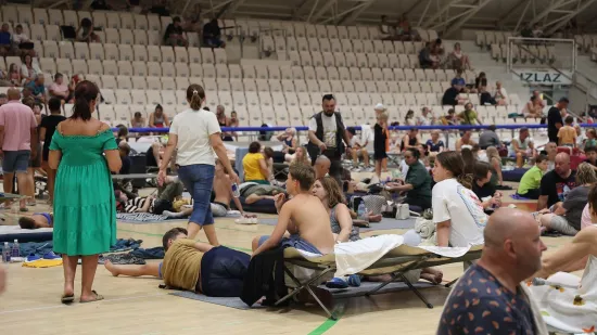Bježali pred vatrenom stihijom kod Omi&scaron;a: Dvorana postala utoči&scaron;te za evakuirane