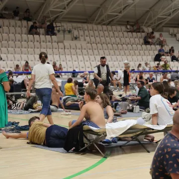 Bježali pred vatrenom stihijom kod Omi&scaron;a: Dvorana postala utoči&scaron;te za evakuirane